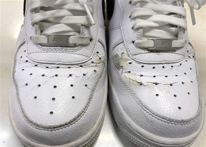 ナイキ【エアフォースワン】の甲の革傷みの修理、1