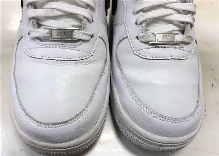 ナイキ【エアフォースワン】の甲の革傷みの修理、3