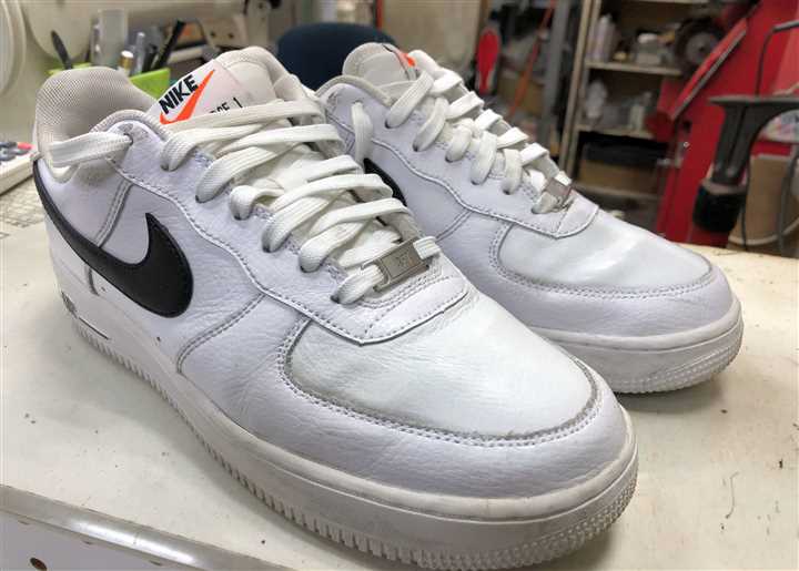 ナイキ【エアフォースワン】の甲の革傷みの修理、5