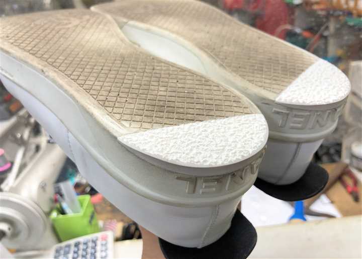 シャネルのスニーカーのカカト貼替え修理、1