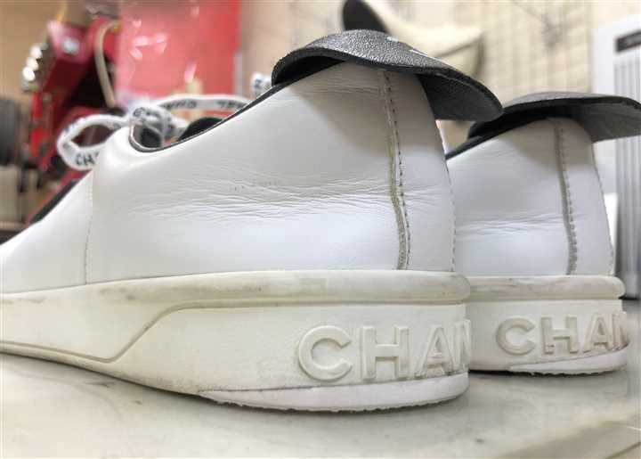 シャネルのスニーカーのカカト貼替え修理、2