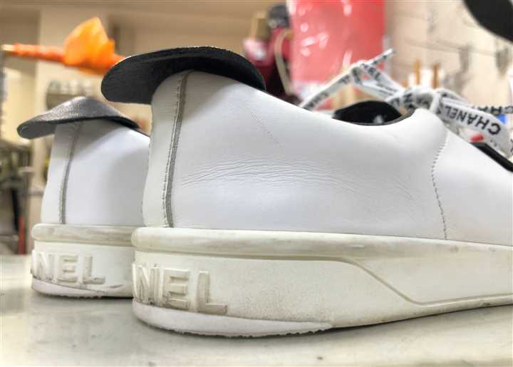 シャネルのスニーカーのカカト貼替え修理、3