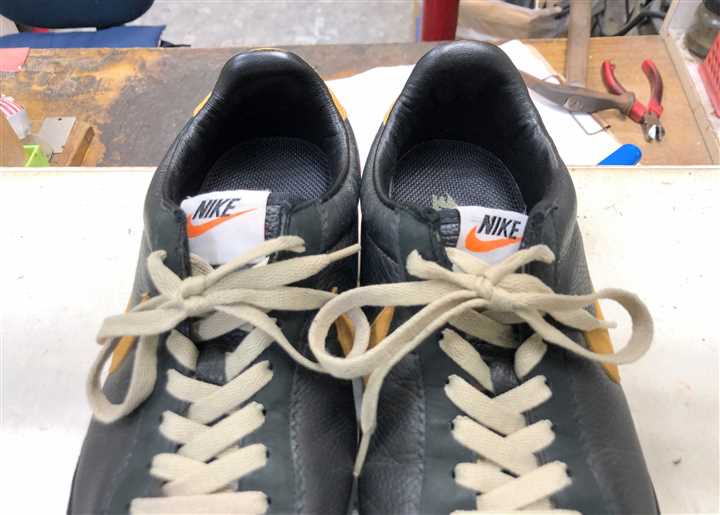 ナイキのスニーカーのカカト内側修理、2