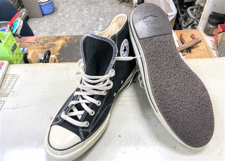 焦げ茶のゴムでCONVERSEをソール補強、1