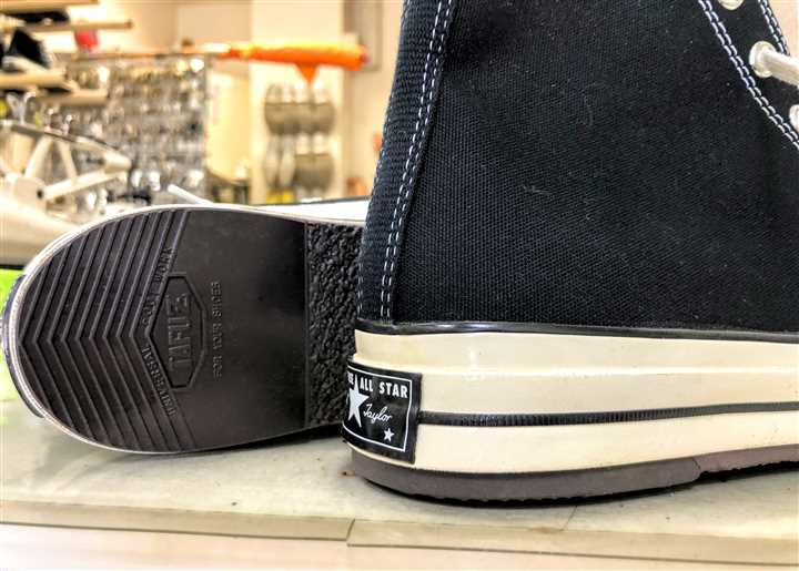 焦げ茶のゴムでCONVERSEをソール補強、3