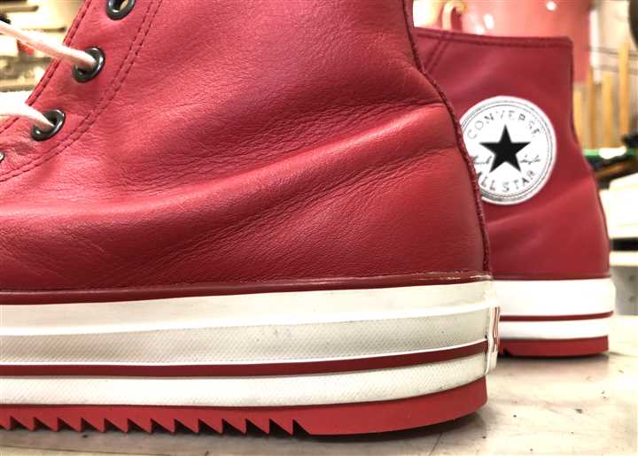 赤いシャークソールでCONVERSEを補強、3