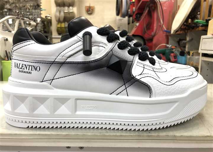 VALENTINO�̃X�j�[�J�[�\�[���⋭�A4