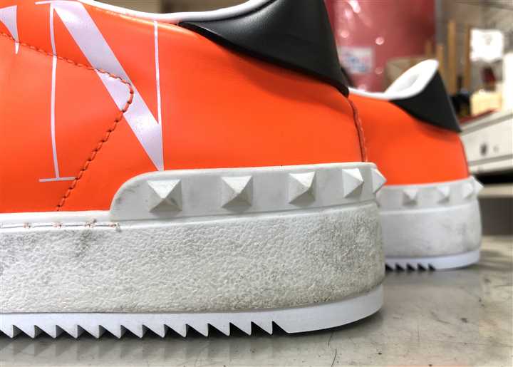 VALENTINO�̃X�j�[�J�[��ʂ��V���[�N�\�[���ŕ⋭�A3