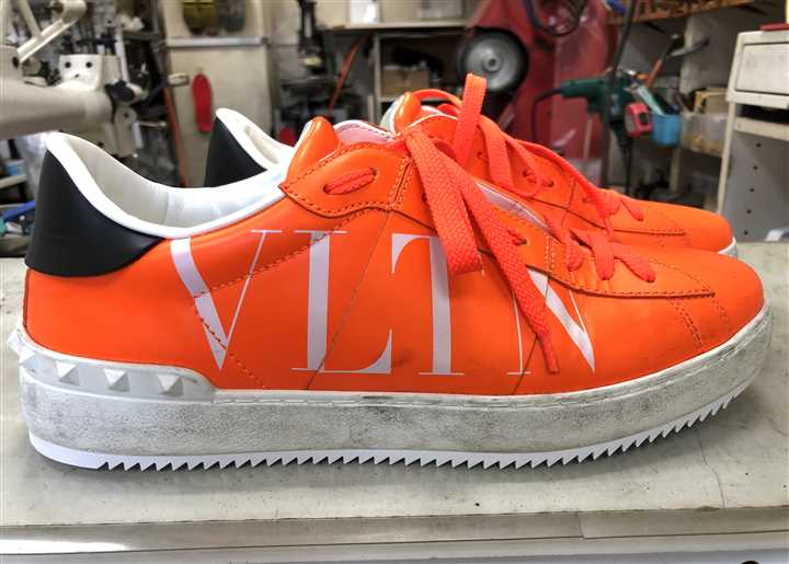 VALENTINO�̃X�j�[�J�[��ʂ��V���[�N�\�[���ŕ⋭�A4