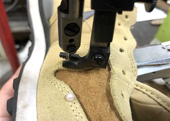 ナイキのスニーカーの甲メッシュの破れ穴あき修理、1