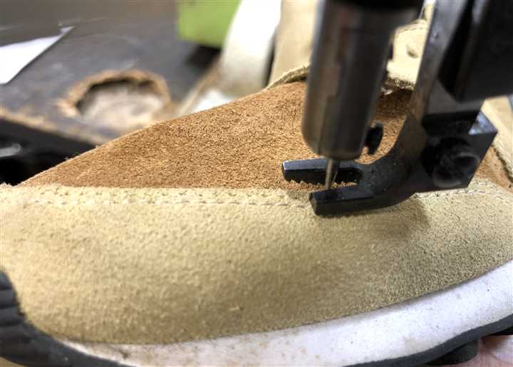 ナイキのスニーカーの甲メッシュの破れ穴あき修理、2