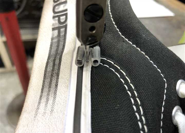 VANSのソール側面ステッチ修理、1