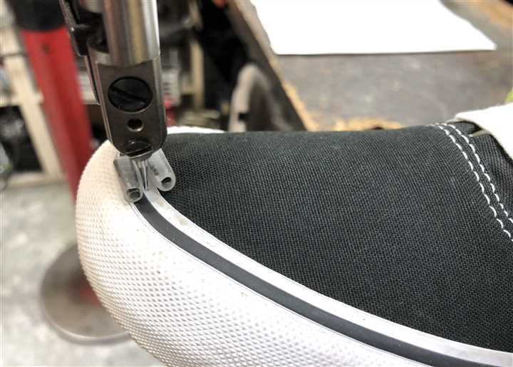 VANSのソール側面ステッチ修理、2