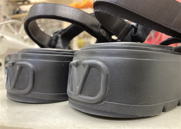 VALENTINO�̃T���_���̃J�J�g�C���A2