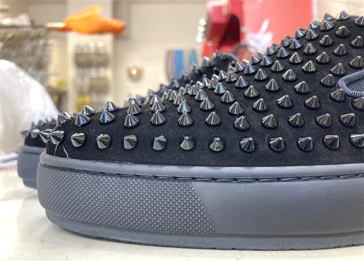 ルブタンのスニーカーソールを黒いゴムで補強修理、2