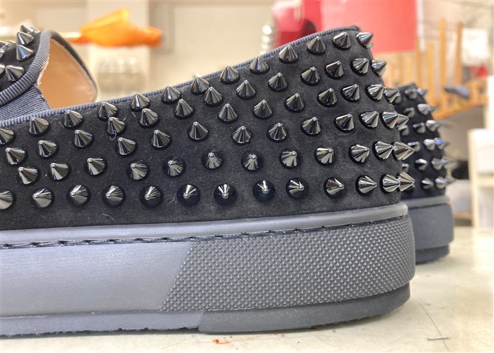 ルブタンのスニーカーソールを黒いゴムで補強修理、3