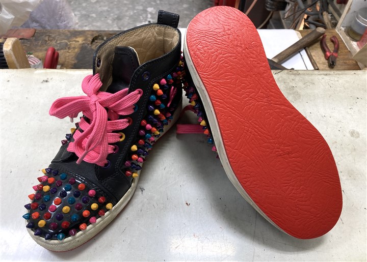 ルブタンのスニーカーソールを赤いゴムで補強、1