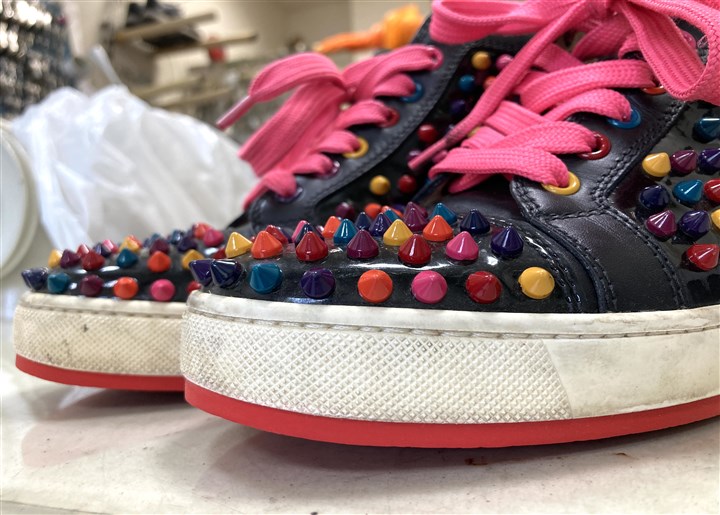 ルブタンのスニーカーソールを赤いゴムで補強、2