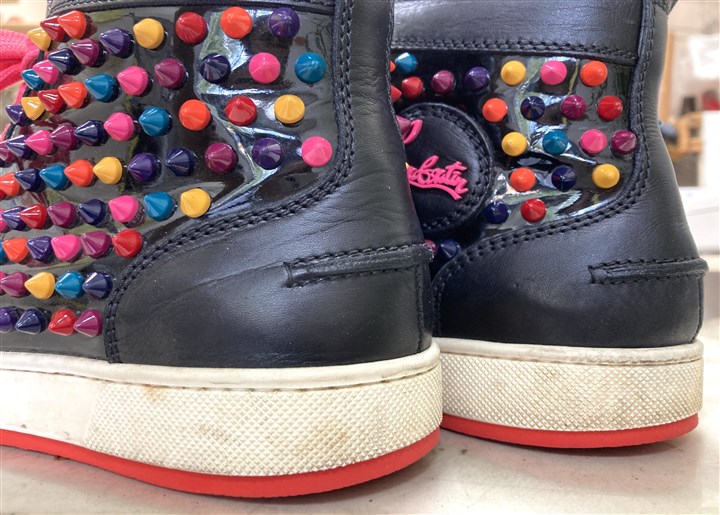 ルブタンのスニーカーソールを赤いゴムで補強、3