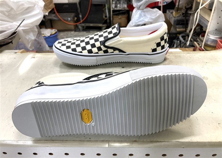 VANSのスニーカー底面をシャークソールで補強、1