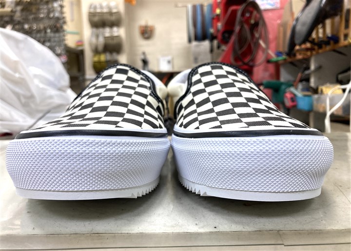VANSのスニーカー底面をシャークソールで補強、2