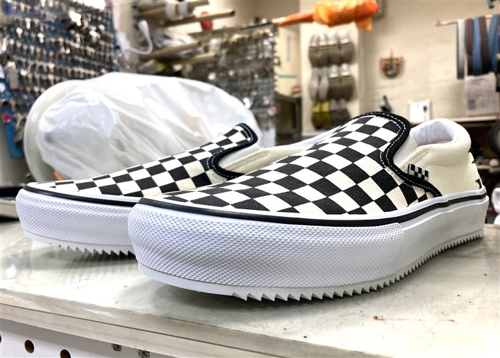 VANSのスニーカー底面をシャークソールで補強、5