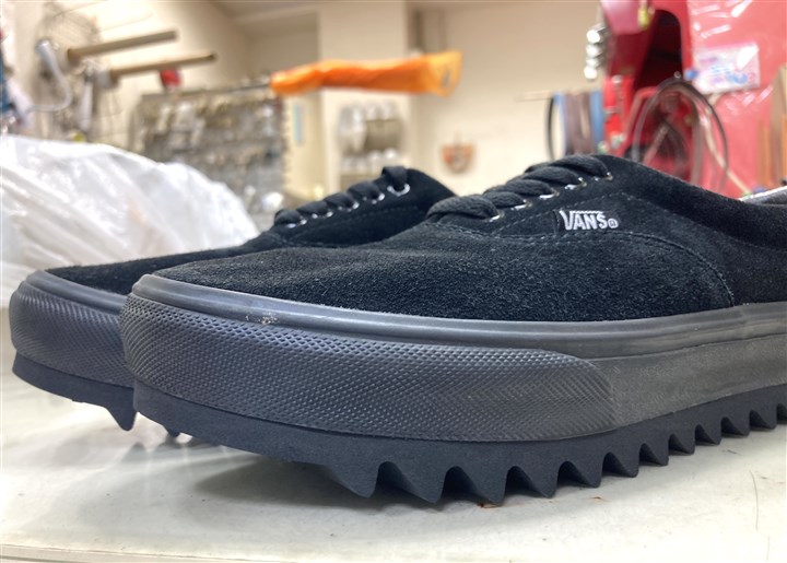 VANSの底を厚型シャークソールで補強、2