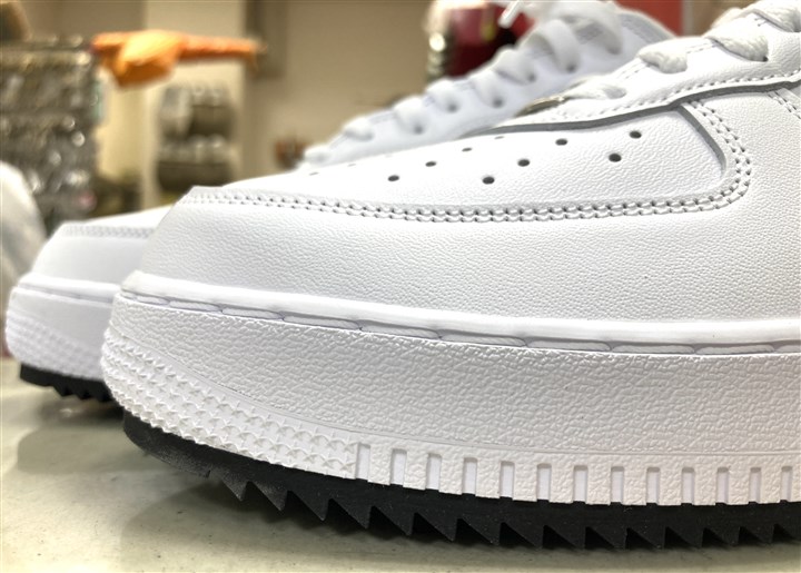 �i�C�L �G�A�t�H�[�X�����~Supreme�̃X�j�[�J�[�\�[���⋭�A2