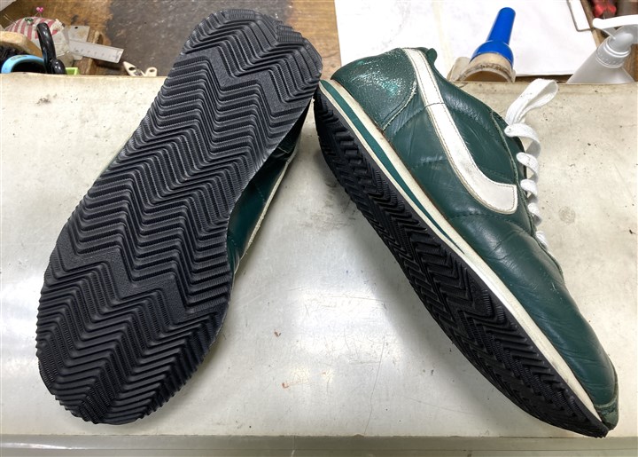 ナイキのスニーカーのソール貼替え修理、1