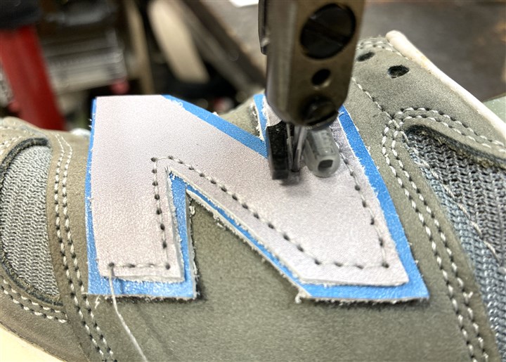 �j���[�o�����X1300�̏��񂾃T�C�hN�}�[�N�̏C���A4