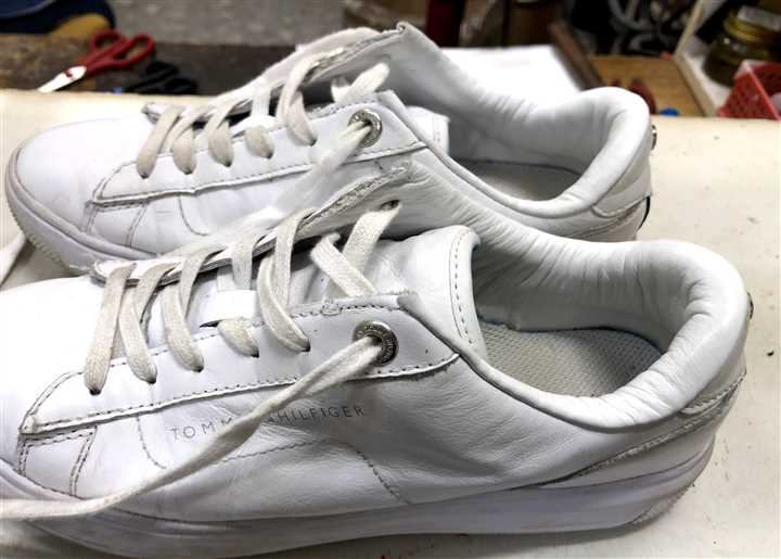 トミーヒルフィガーのスニーカーのカカト破れ修理、2
