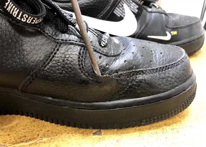 ナイキのスニーカーのホツレ縫直し修理、1