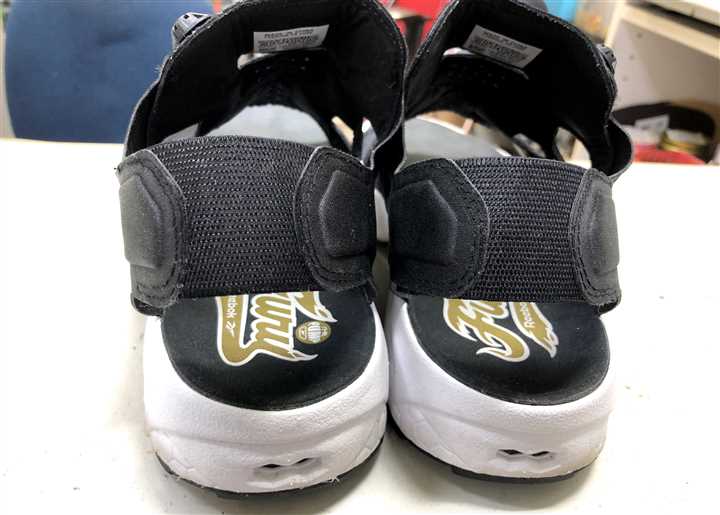 リーボックのポンプフリューリーのカカトゴム交換修理、2