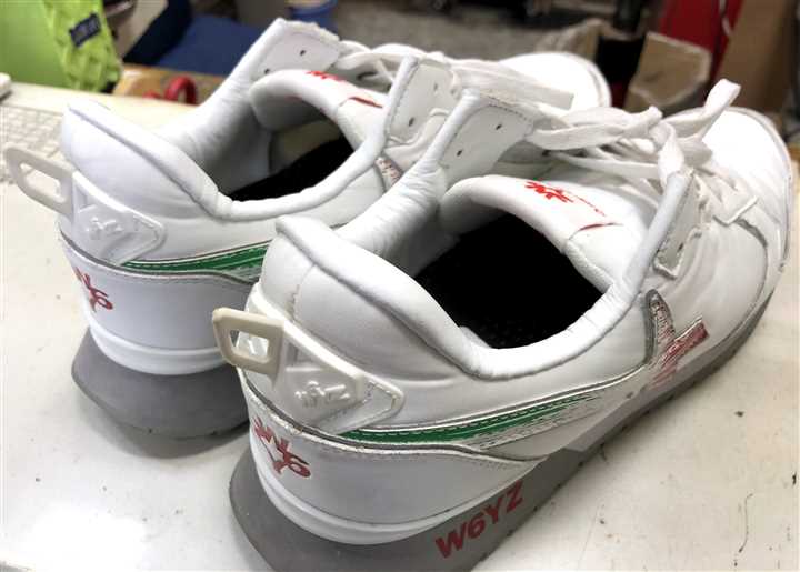 ウィズのスニーカーのカカト内側の予防修理、2