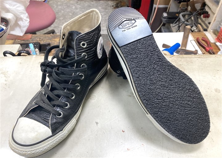 コンバースのスニーカーの底面にゴムを貼って補強修理、1