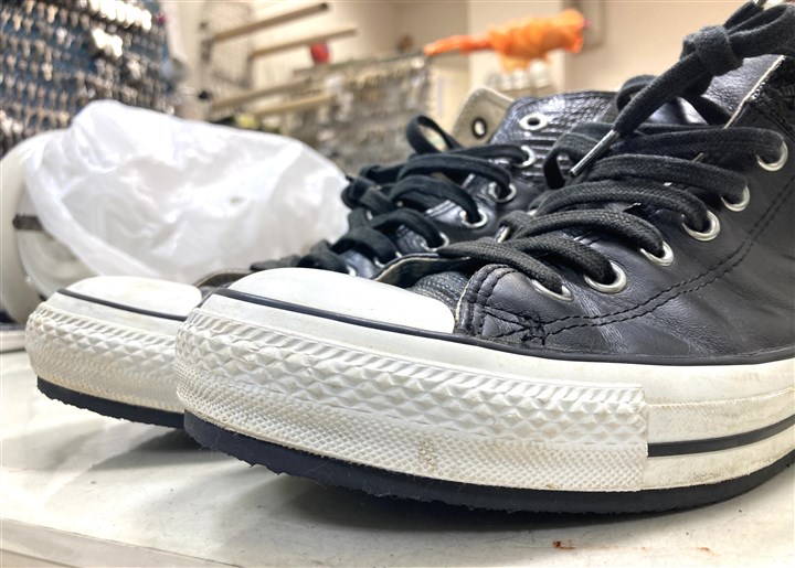 コンバースのスニーカーの底面にゴムを貼って補強修理、2