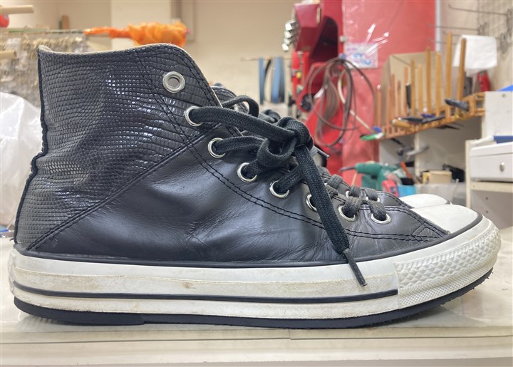 コンバースのスニーカーの底面にゴムを貼って補強修理、4