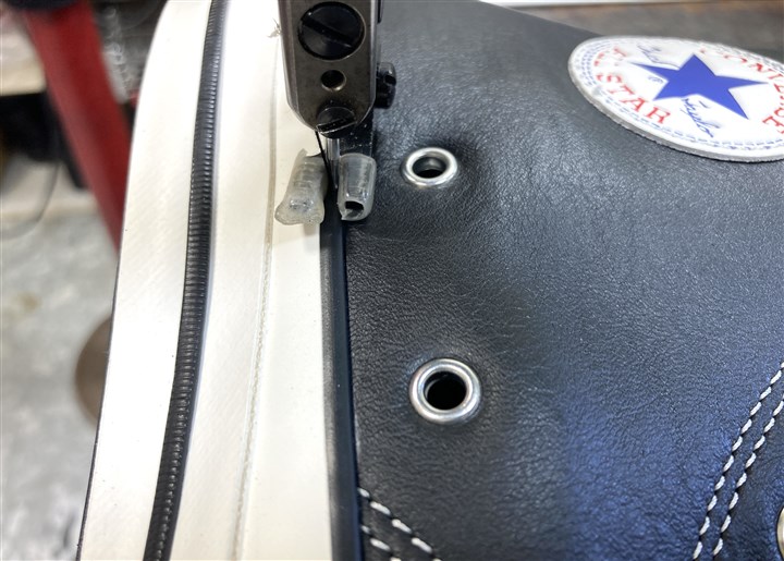 コンバースのスニーカーのソール側面剥がれ防止ステッチ修理、3