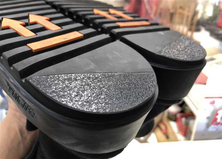 オフホワイトのスニーカーのカカトの修理、3