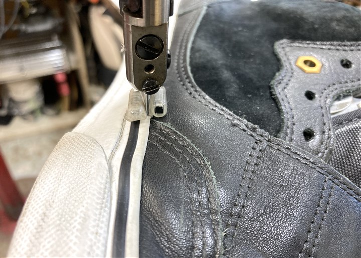 VANSのスニーカーのソール側面の剥がれ防止ステッチ修理、4