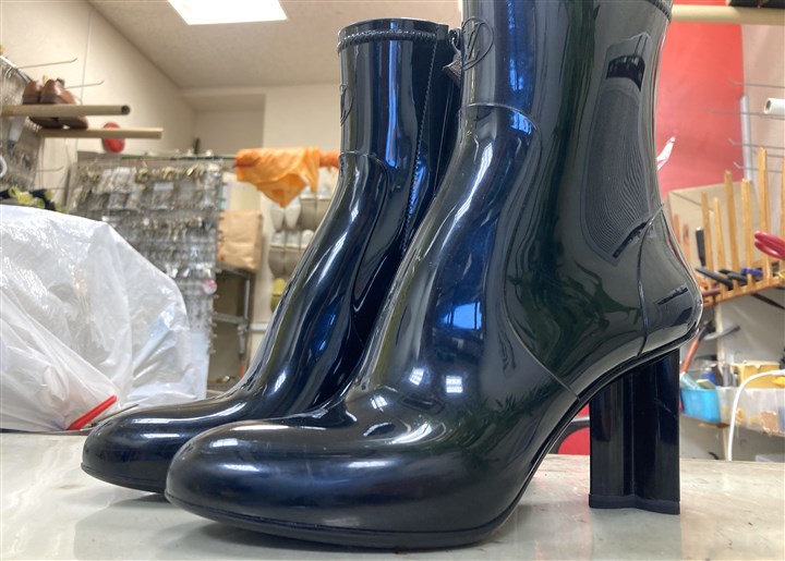 ���C�E���B�g���̃��C���u�[�c�́y�藠���z�̂悤�Ȍ`��̃J�J�g�C���A4