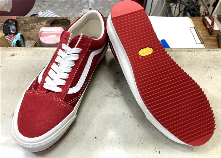 VANSのスニーカー底面をシャークソールレッドで補強修理、1