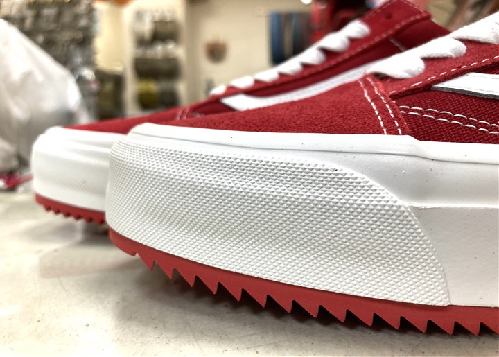 VANSのスニーカー底面をシャークソールレッドで補強修理、2