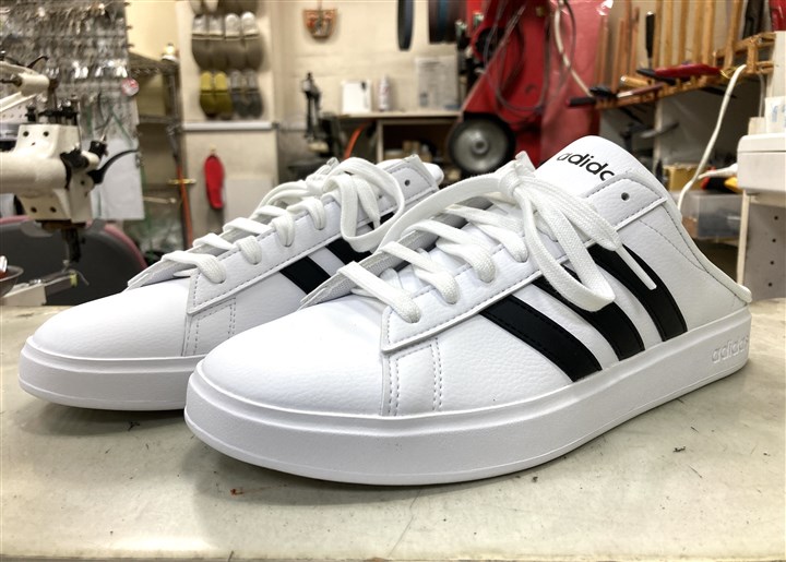 �A�f�B�_�X�̃X�j�[�J�[���T���_���ɉ��H�C���A3