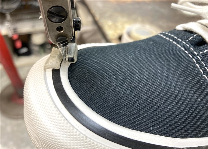 VANSのスニーカーの剥がれ防止ミシンステッチ修理、2