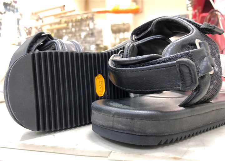 �T���_���̒���V���[�N�\�[���ɓ\��ւ��܂��A3