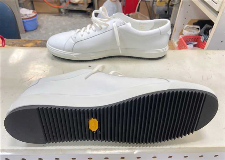 サンローランパリのスニーカーズのソール補強、1