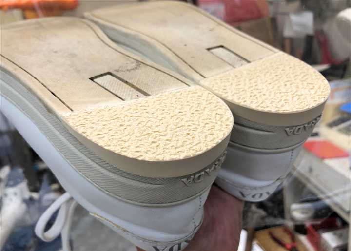 プラダのスニーカーのカカトすり減り修理、1
