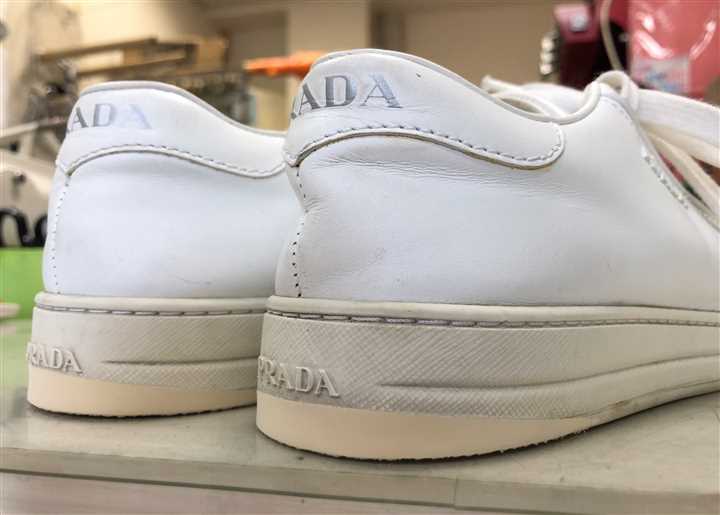 プラダのスニーカーのカカトすり減り修理、2