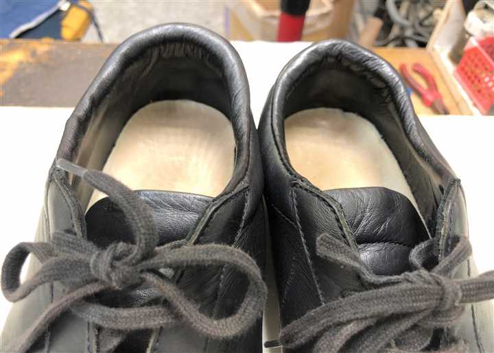 スニーカーのカカト周りの修理、3